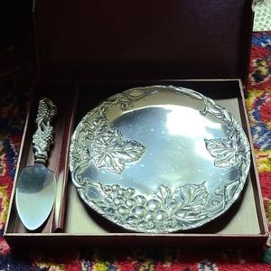 Arthur court grape plate and serving knife